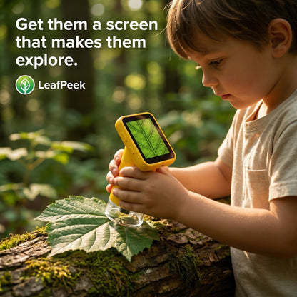 Niño usando LeafPeek al aire libre para observar un objeto natural seguro