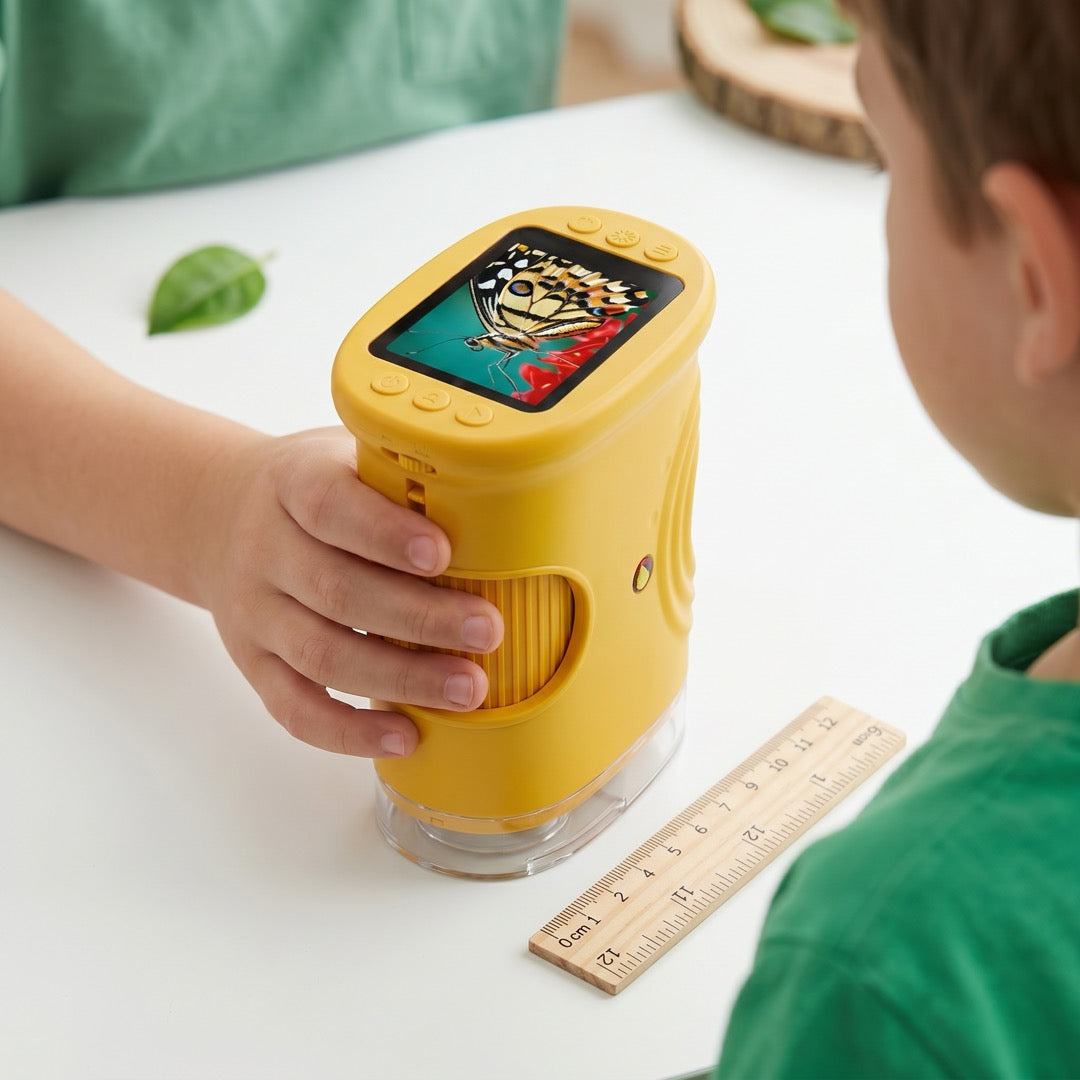 Microscopio de mano LeafPeek mostrado en la mano de un niño para escala